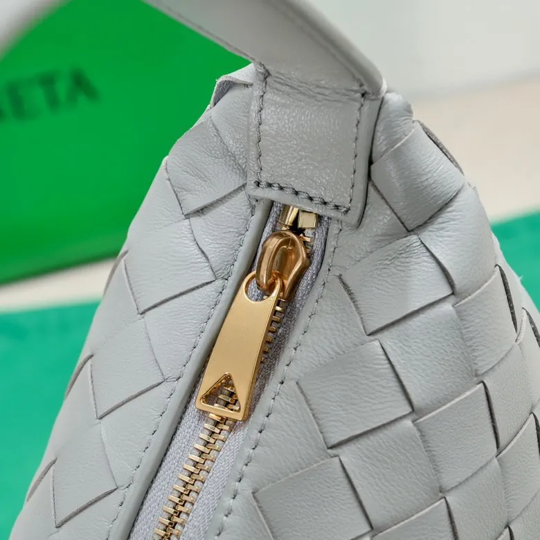 Batch 1360 #BvWallace Shoulder Lunch Bag 🔥 A lunch box bag that you can just grab and go. It is made of classic intrecciato weaving technology and reflects the craftsmanship of Bottega. The entire bag is made of top-grade happa lambskin. It is very soft and lightweight. The small bag shape is cute and exquisite. The interior capacity is also very large and can be carried under the arm. It is quite practical! The bottom of the bag is made of gold metal to prevent wear and tear. The details are really good! Choose this elegant commuting bag for Zaoba people~ Size: 22x13x9.5, model number; 7748#